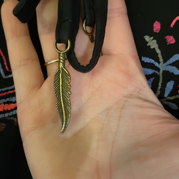 Black short sleeve shirt with flower print and metal feather - Picture 4 of 5